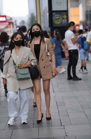 街拍美腿高跟美女