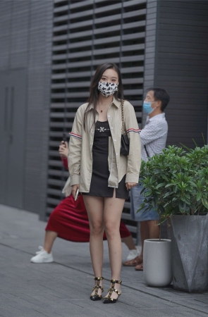 精致黑色掉吊带裙