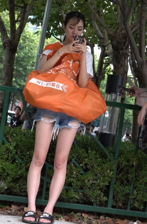 街拍美腿热裤showgirl美颜少女