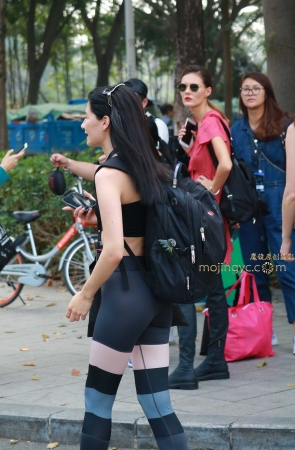 穿着性感长腿紧身皮裤