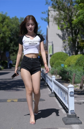 一始街拍作品 黑色热裤女孩
