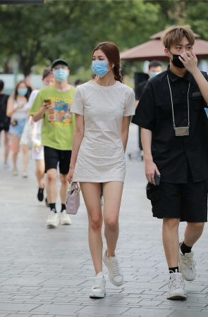街拍逛街的美女