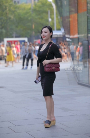 黑色裙美女