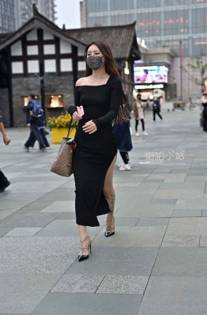 &街拍黑色开叉长裙美女&