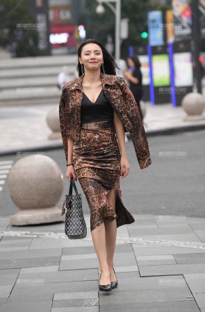 豹纹开衩裙高跟美女