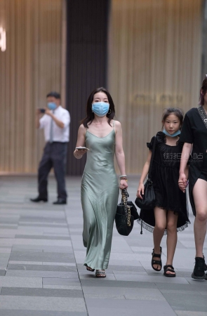 吊带长裙街拍美女