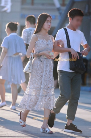 连衣长裙，雅致美女