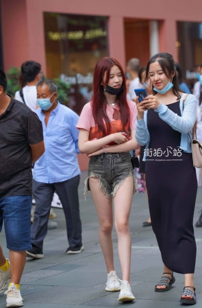 街拍粉色T恤青春热裤女孩