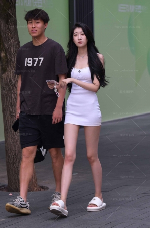 24613-12=65√白色包臀裙，美腿女友 10P