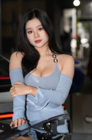 丰满的车模美女