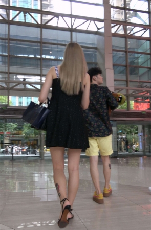 街拍两位抹胸连衣裙性感美腿姑娘