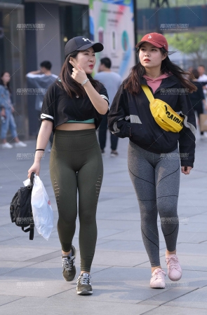 两个逛街的紧身裤