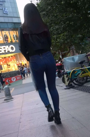 紧身牛仔美女