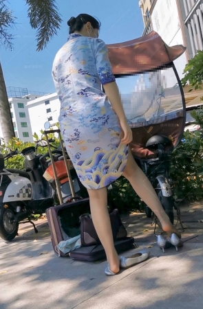 4K视频路上罕见海航两位空姐灰丝换高跟震撼