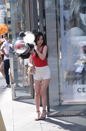 热裤高跟小姐姐