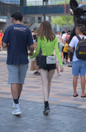 街拍紧身衣热牛美女