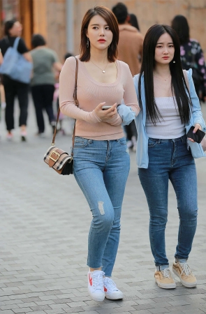 玻璃街拍作品 - 牛仔裤美女