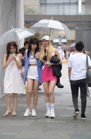 撑透明伞的三姐妹