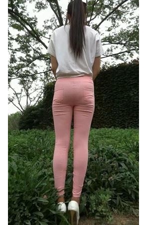 模拍粉裤紧身美眉