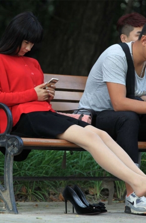 No575 长丝小美女在僻静长椅上脱下了高跟鞋