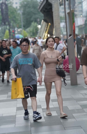 街拍吊带短裙美眉