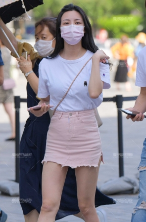 粉色牛仔短裙美女