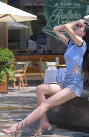 蓝色牛仔热裤美女