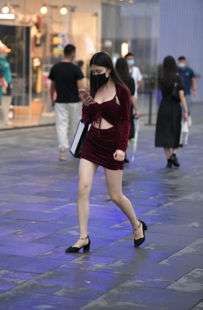 夜拍红裙小姐姐