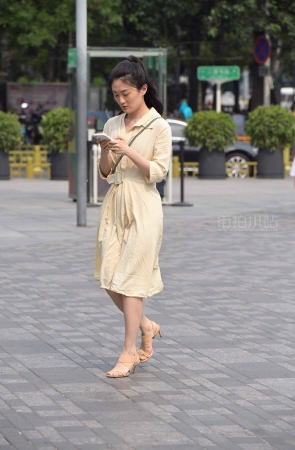 街拍米色群凉高跟美姐