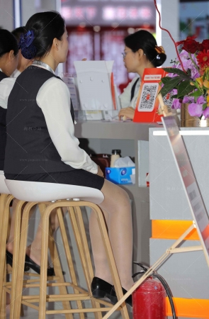 金融公司的rou丝职员坐姿