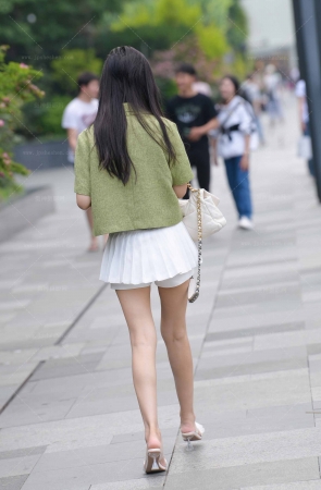 23525-25=56√街头纤细美腿小姐姐 16P