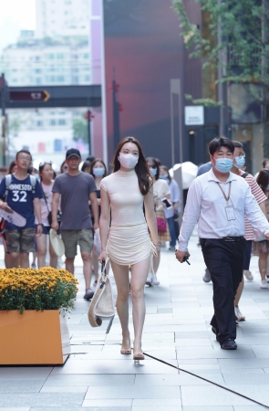 戴着口罩的气质美女