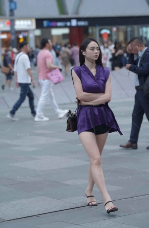 紫色衣服美腿美眉