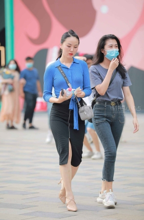蓝色衣服姐姐