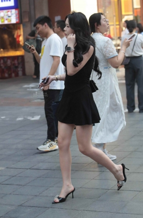 街拍短裙高跟少妇