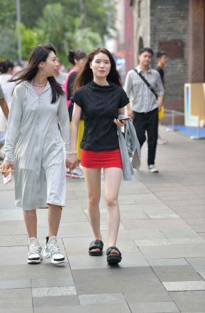 街拍小红短裙小姐姐跟闺蜜牵手逛街