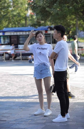 街拍白T恤美眉的丝袜在阳光下好闪