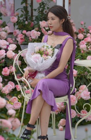 捧花的美眉