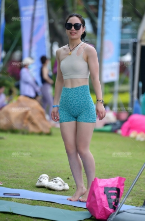 &舞动瑜伽裤美女