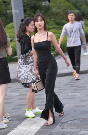 性感吊带小姐姐