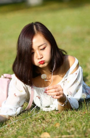 校园里爱玩蒲公英的美女3A2374[22.4M]