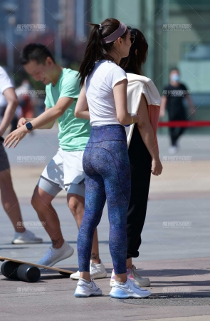 &开心瑜伽美女&