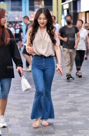 &微喇牛仔裤气质美女