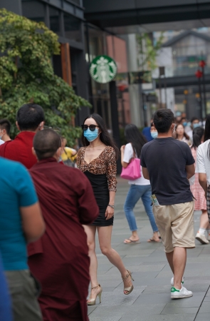 黑色包臀裙小姐姐