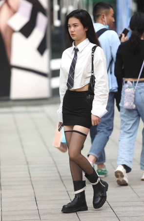诱惑黑丝街拍包臀裙妹子-15P