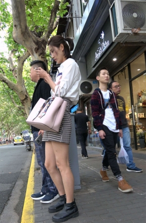 白衬衫斑点裙气质大美女