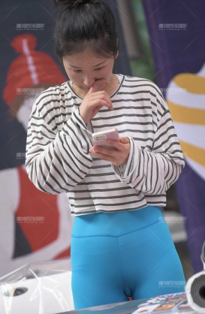 兰色紧身裤少妇