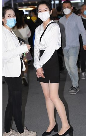 戴着白口罩的黑裙美女(29P)