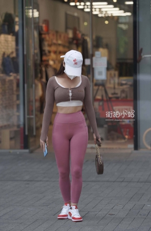 紫红色的紧身裤美眉