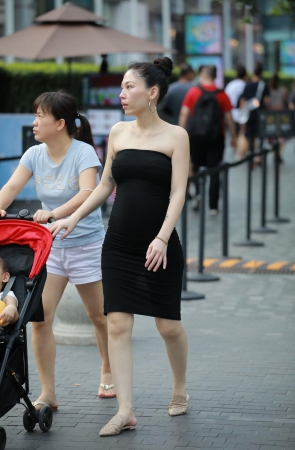 一字抹胸装丰腴美女